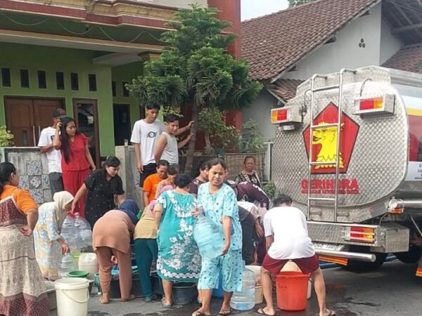 Heru Irwanto dan Orizah Santifa Salurkan Air Bersih ke Sejumlah Desa di Salem