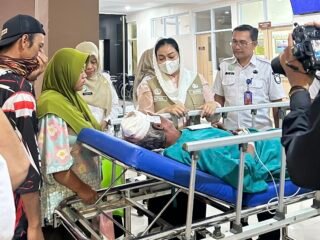Bupati Paramitha Jenguk Korban Penganiayaan, Pemkab Tanggung Biaya Pengobatan