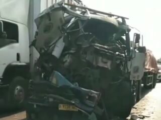 Kecelakaan di Pantura Tanjung, Truk Tronton Tabrak Truk Gandeng