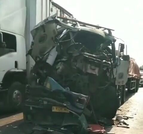 Kecelakaan di Pantura Tanjung, Truk Tronton Tabrak Truk Gandeng