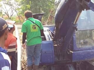Cegah Banjir, Penggiat Lingkungan Gandeng PPP Brebes Kerahkan Excavator Normalisasi Kali Poting